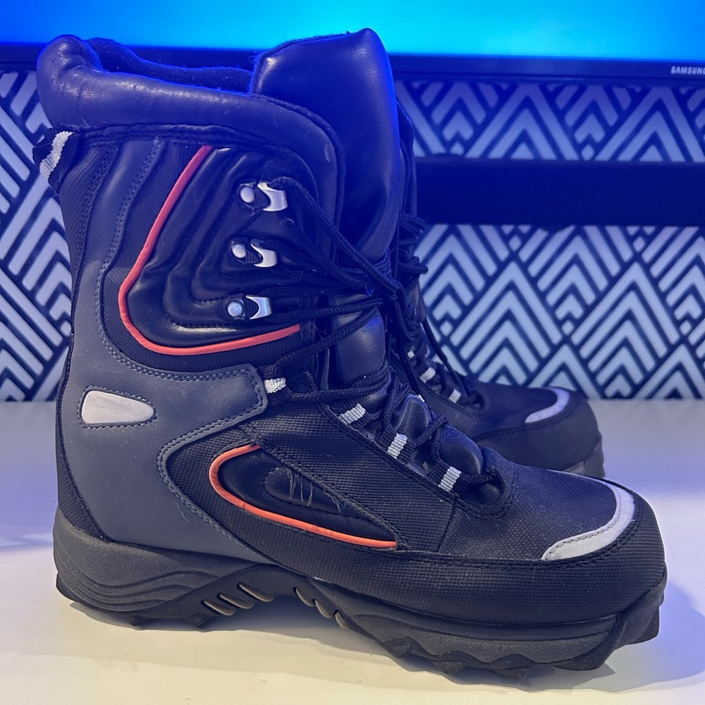 MENS size 11 Black and Gray Winter Boots. Very Warm, Waterproof. SNOW boots